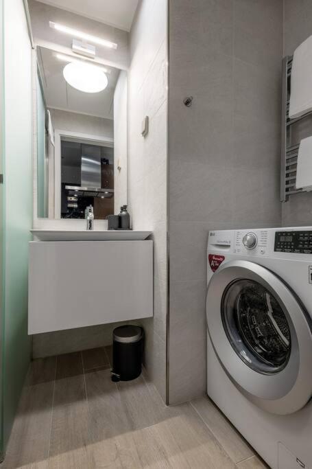 High-end W Gym/sauna/balcony/security Apartment