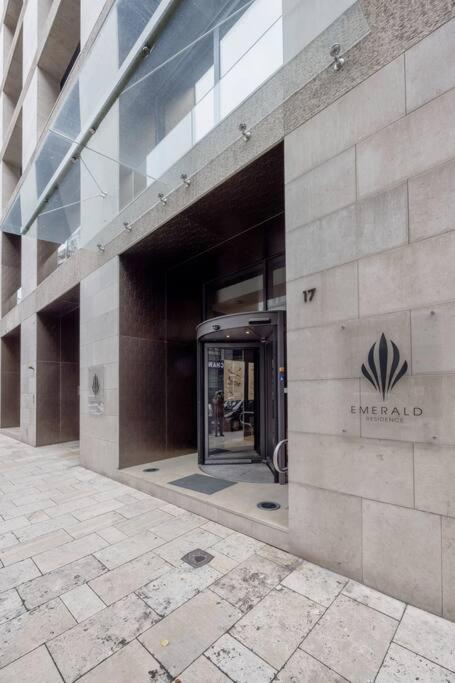 Apartment High-end W Gym/sauna/balcony/security *